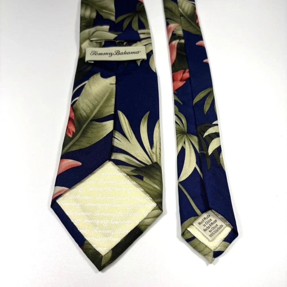 Tommy Bahama Mens Tie Blue Multicolor Hawaiian Tropical Design 100% Silk